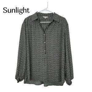 Max Studio Womens SZ M Black & White Geometric Pattern Blouse Half Button Front